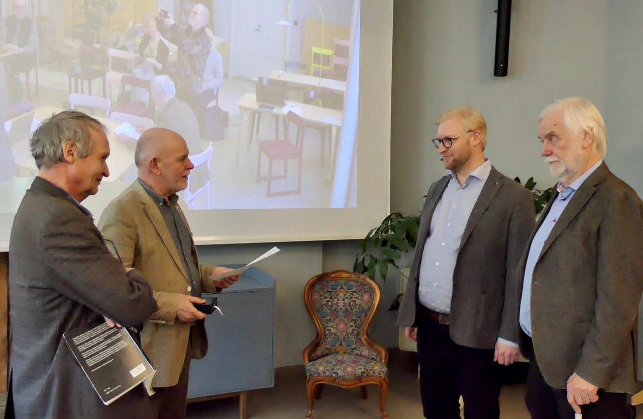Sauli Rouhinen ja Osmo Kuusi ojentavat Suomen Ekosäätiön Pekka Kuusi -palkinnon Terra Cognitan Kimmo ja Juha Pietiläiselle.